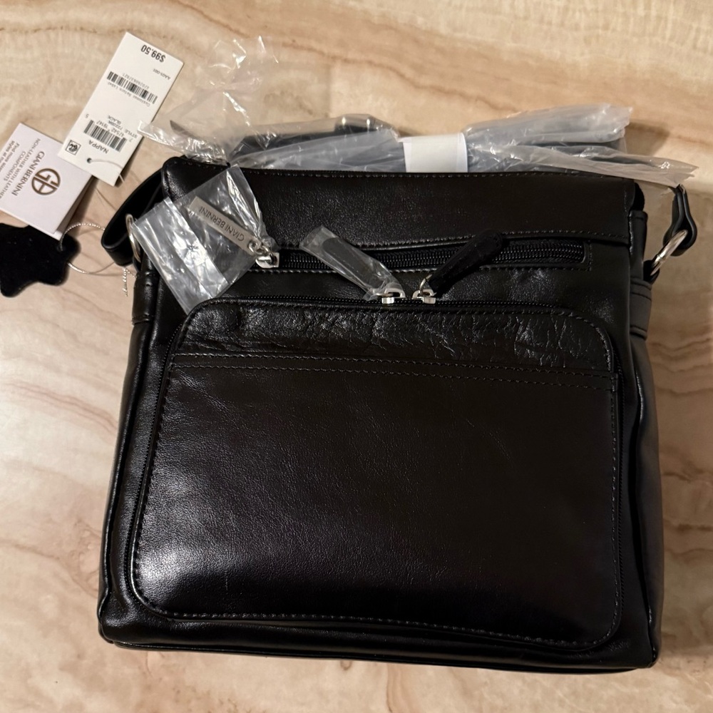 NWT GIANI BERNINI WOMENS BLACK HANDBAG 🖤

TOP ZIPPER/CROSSBODY

NICE GIFT! 😍